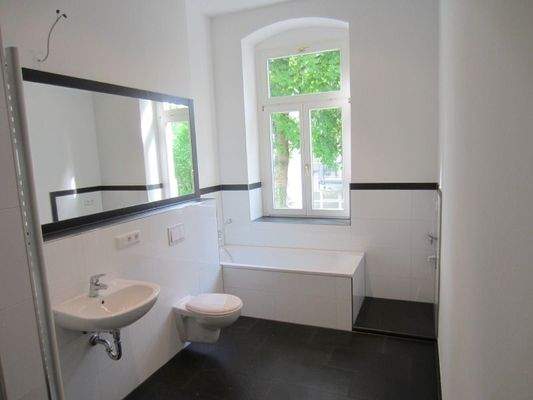 Badezimmer mit großer Dusche und Badewanne