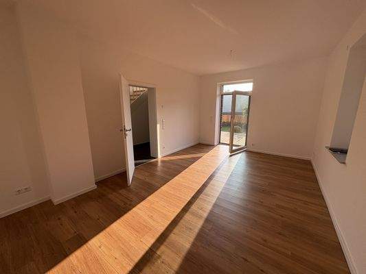 Wohnzimmer mit Zugang zur Terrasse