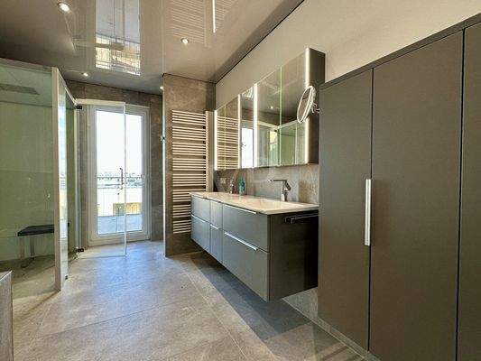 Badezimmer mit Doppelwaschbecken