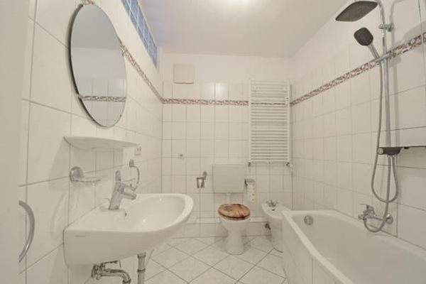 Hell gefliestes Vollbad