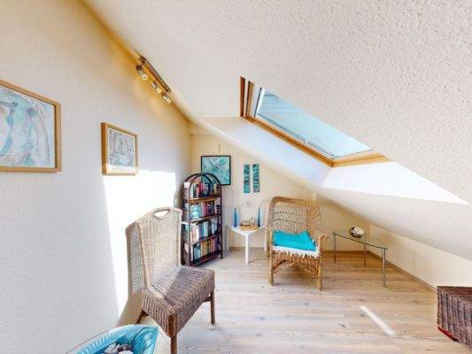 Leseecke mit großem Velux Fenster