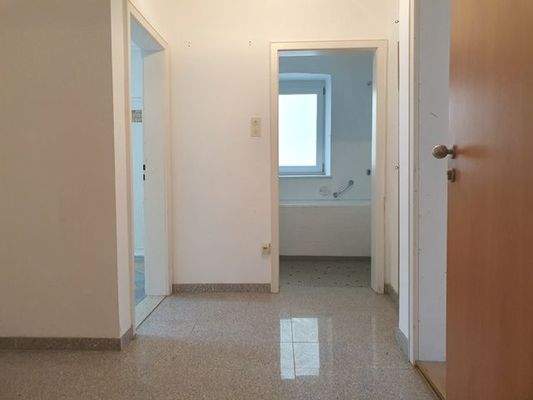 EG, Wohnung re.: Flur