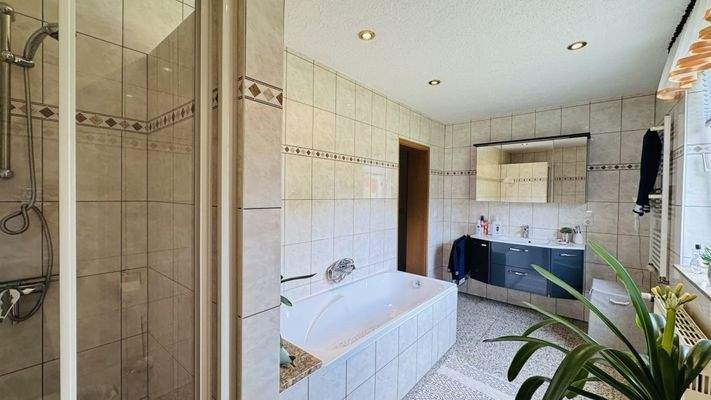 Bad mit Dusche & Wanne