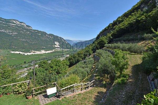 Exklusive Villa mit Panoramablick und großem Grundstück – Ala