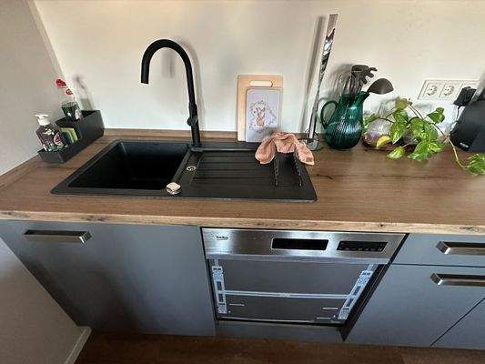 Der Vormieter möchte bei Interesse seine Küche inkl. Geräte (ohne Geschirrspüler) für 1.400 € verkaufen