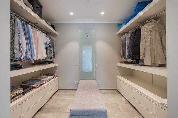 Begehbarer Kleiderschrank