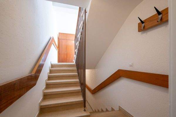 Treppen ins Untergeschoss