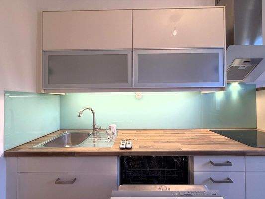 Küchendetail / beleuchtete Arbeitsfplatte