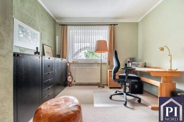 Arbeitszimmer mit Blick in den Garten