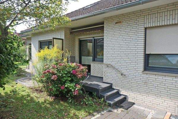 S-O Ansicht mit Terrasse vor der Küche