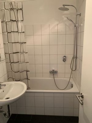 Badezimmer mit Duschwanne