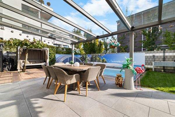 Überdachte Terrasse mit Gartenbereich