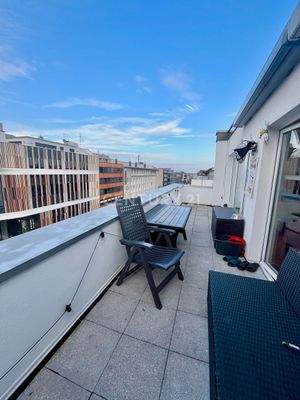 Großer Balkon mit Ausblick auf der Einkaufsstraße