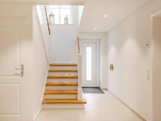 Wunderschöne Eichenholztreppe mit Empore und Aufgang 