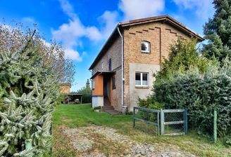 Giebelansicht und Hofeinfahrt