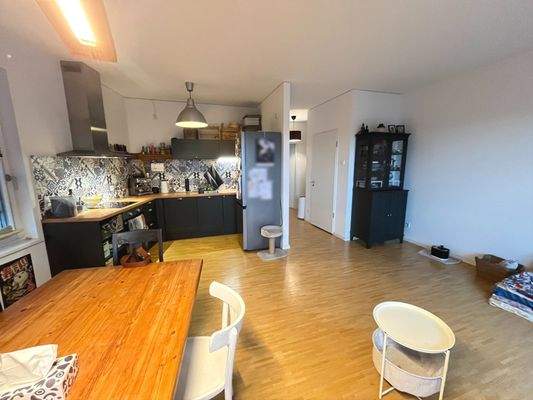  Wohn-/Essbereich mit offener Küche & Balkonzugang