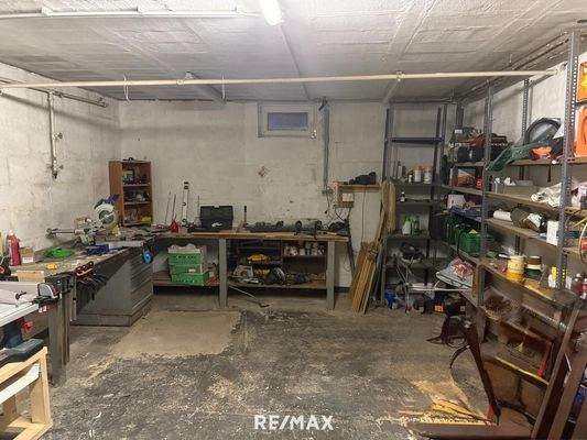 Werkstatt mit Ausgang in den Garten neu