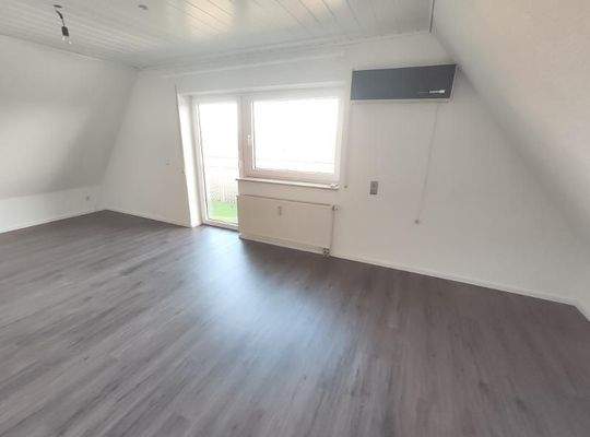 Whg. 2: Wohn- /Esszimmer mit Zugang zum Balkon Bild 4