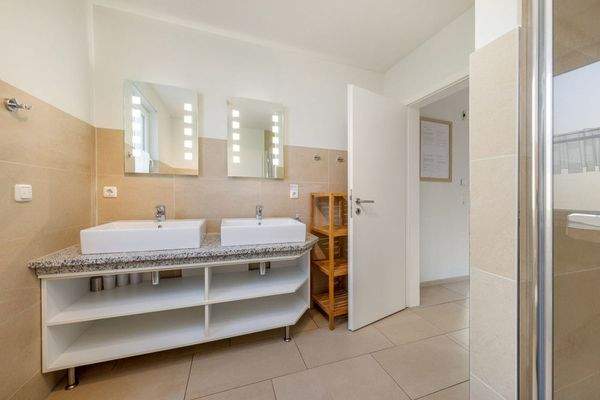 Helles Duschbad mit Doppelwaschtisch im EG