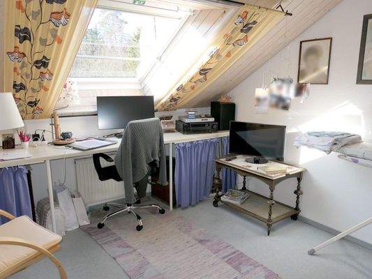 Kinderzimmer/ Büro im DG