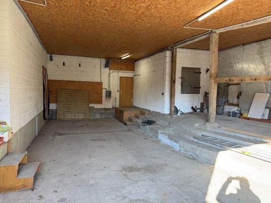 großer Garagenbereich