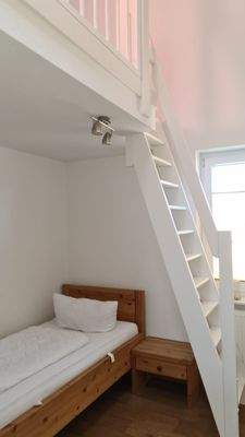 Kinderzimmer mit Leiteraufgang zur halboffenen Zwischendecke