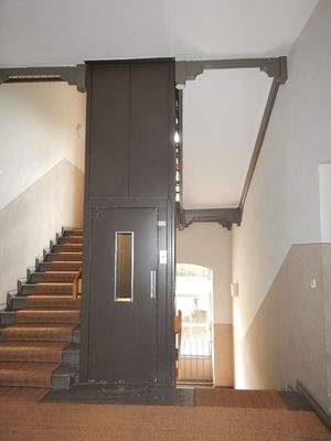 Treppenhaus mit Fahrstuhl
