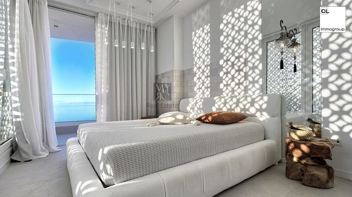 Elegantes Schlafzimmer mit Meerblick