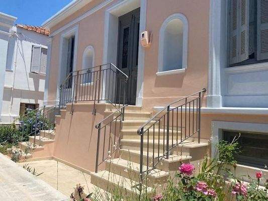 Kreta, Kalyves: Elegante neoklassizistische Villa am Meer zu verkaufen
