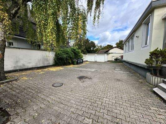 Parkplatz und Garagen