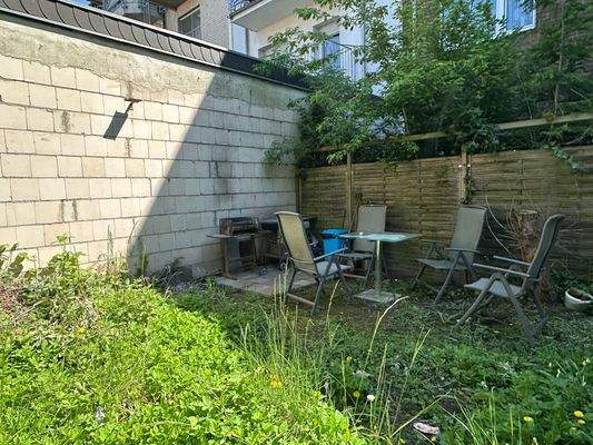 kleiner Terrassenbereich im Garten