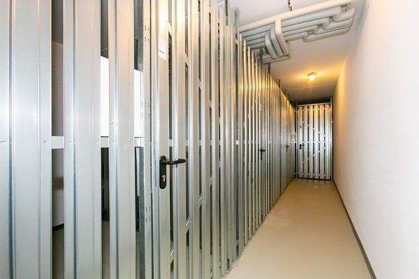 Keller mit Kellerabteilen