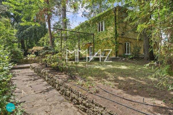 Garten mit Blick auf Haus