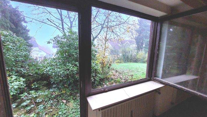 Ausblick in den Garten vom Wohnzimmer im UG