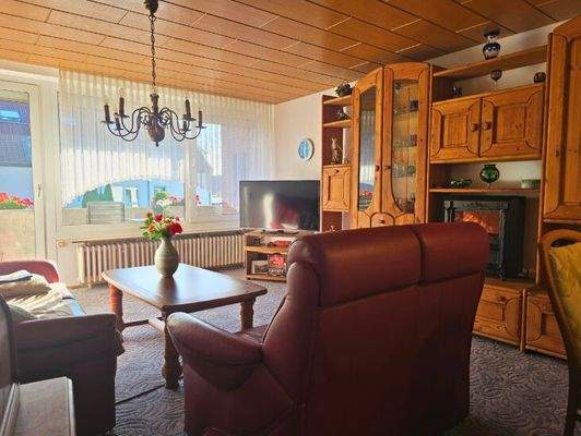 Wohnzimmer mit Zugang zur sonnigen Loggia – ideal zum Entspannen und Wohlfühlen.