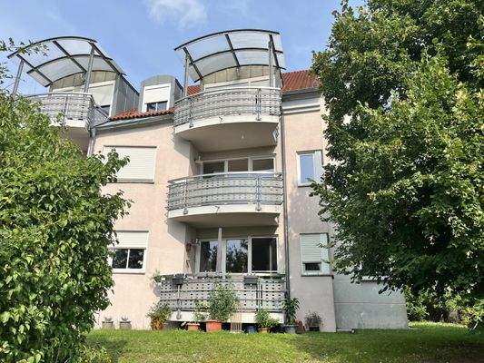 Ansicht der Anlage mit dem Balkon der Wohnung im 1. Obergeschoss