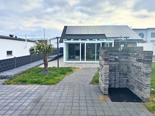 Häusle mit großem Grundstück und Lagerhalle