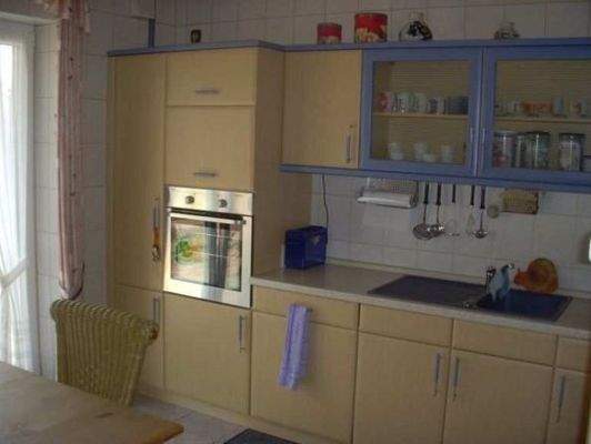 Wohnküche mit Zugang zur Terrasse