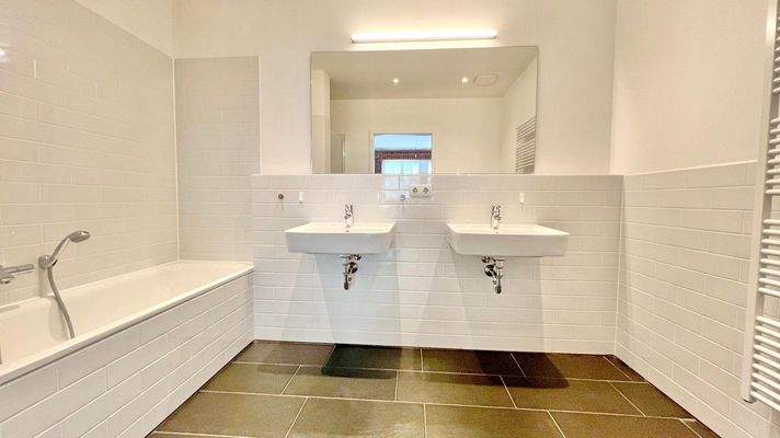 Bad mit Doppelwaschtisch