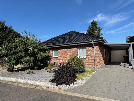 Hausansicht mit überdachter Einfahrt und Garage