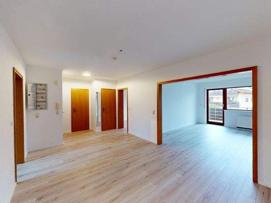 Blick aus der Küche in den Wohnbereich