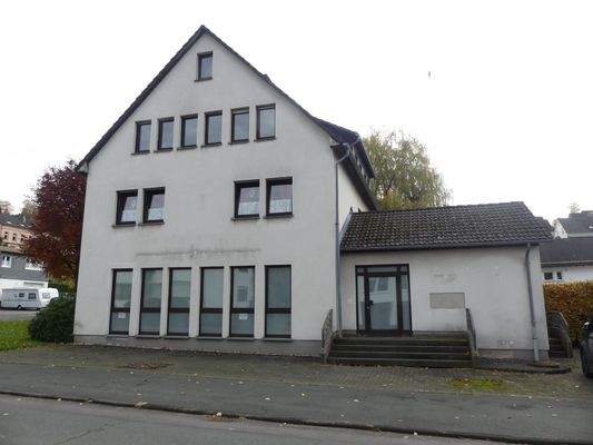 Straßenansicht Wohn- und Geschäftshaus mit Anbau