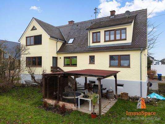 Blick auf die Doppelhaushälfte und den Freisitz