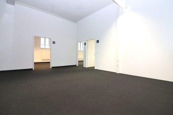 Aufenthaltsraum mit Zugang zu allen weitern Büros