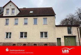 Straßenansicht des Wohnhauses mit straßenseitiger Fassade und Garage