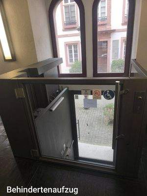 Behindertenaufzug zur Strasse