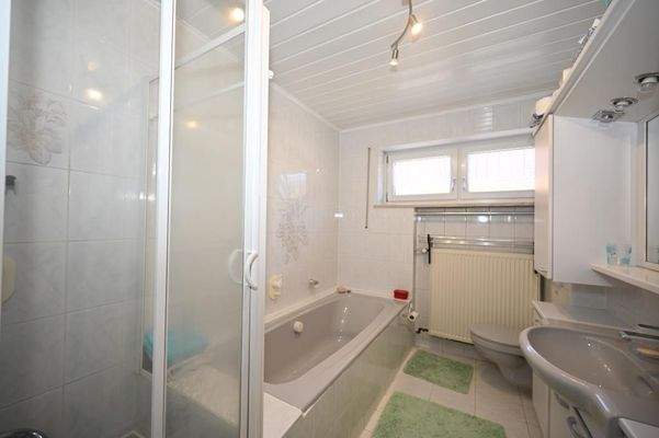 Bad mit Wanne, Dusche und WC