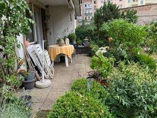 Terrasse vor dem Wohnzimmer (oh ne Möbel)