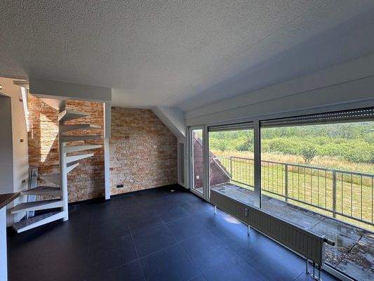 Wohnzimmer mit Balkon