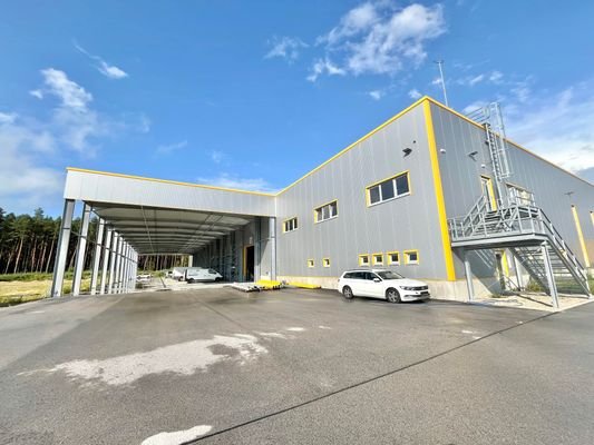 Überdachter Bereich an der Werkhalle